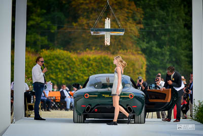 Modèle habillé par le couturier Paco Rabanne devant l'Alfa Romeo Disco Volante